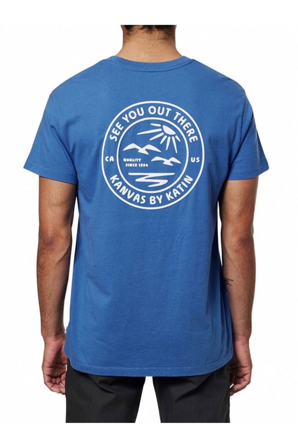 남성용 웨트랜드 반팔 티셔츠는 부드러운 100% 오가닉 코튼 소재로 제작되었으며, 산뜻한 베이 블루 색상이 돋보입니다. 해안 도시 테마의 프린트 로고 그래픽이 캐주얼한 매력을 더하고, 가먼트 다잉 처리로 자연스러운 색감을 연출합니다. 스탠다드 핏의 라운드넥 디자인으로 일상에서 편안하게 착용하기 좋은 반소매 티셔츠입니다.
