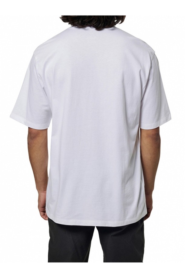 부드러운 촉감의 오가닉 코튼 100% 소재로 제작된 남녀 공용 박스핏 헤리티지 반팔 티셔츠입니다. 화이트 컬러의 무지 디자인으로, 베이직하고 캐주얼한 스타일을 연출하며 봄, 여름철 일상복으로 적합합니다. 라운드넥 디자인에 오버핏으로 편안하게 착용 가능합니다.
