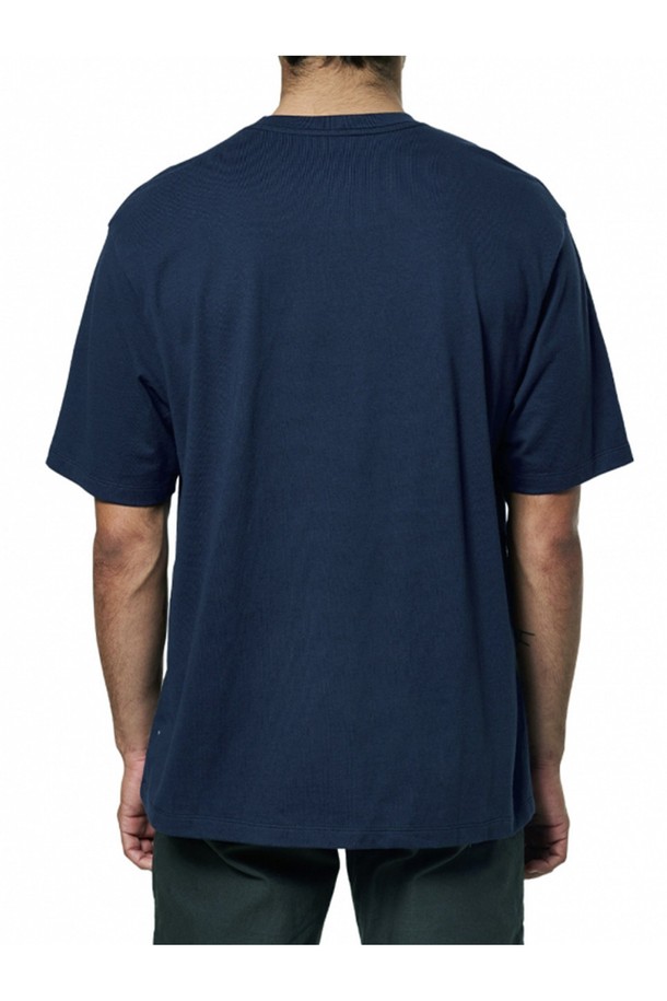 90년대 스타일의 오버사이즈 핏이 특징인 인디고 컬러 박스핏 헤리티지 반팔 티셔츠입니다. 100% 오가닉 코튼 소재와 커스텀 다잉 저지 원단을 사용하여 제작되었으며, 라운드넥 디자인의 캐주얼하고 베이직한 무드를 연출합니다. 봄, 여름철 일상복으로 적합한 남녀 공용 반팔 티셔츠입니다.
