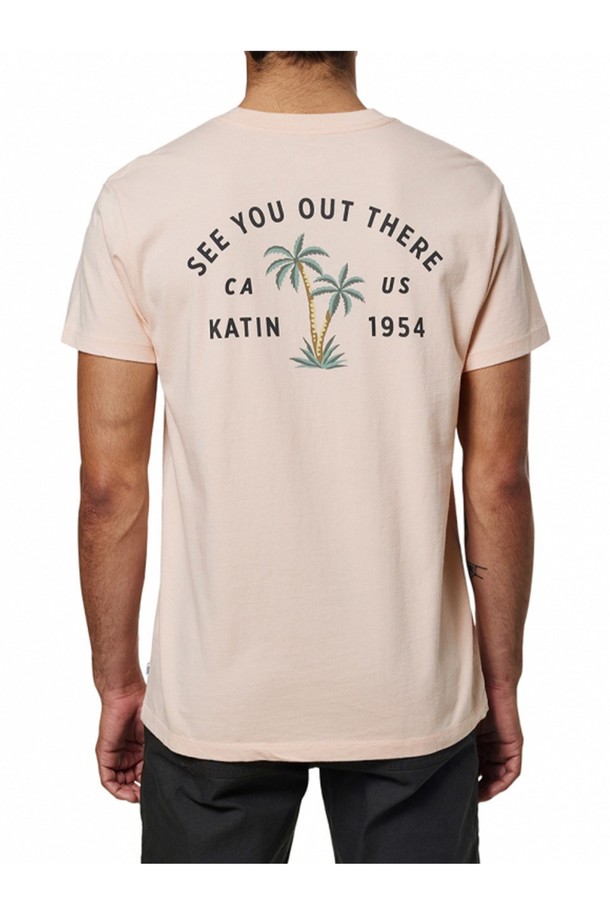 부드러운 촉감의 오가닉 코튼 100% 소재로 제작된 남성용 버뮤다 반팔 티셔츠입니다. 핑크 샌드 워싱 컬러와 캘리포니아 팜트리 그래픽 프린트가 돋보이며, 커스텀 다잉 처리로 빈티지한 매력을 더했습니다. 봄, 여름철 일상복으로 캐주얼하게 연출하기 좋은 레귤러 핏 라운드넥 디자인입니다.
