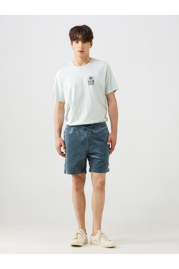 남성용 코듀로이 로컬 반바지는 면과 스판덱스 혼방 소재로 제작되어 편안한 착용감을 제공하며, 밴딩으로 허리 사이즈 조절이 용이합니다. 봄, 여름철 일상복으로 적합하며, 오버캐스트 실버버치, 데저트 세이지, 트레이드윈드 원 그레이 색상으로 출시되었습니다. 무릎 길이의 레귤러핏 디자인으로 클래식하면서 캐주얼한 스타일을 연출할 수 있습니다.
