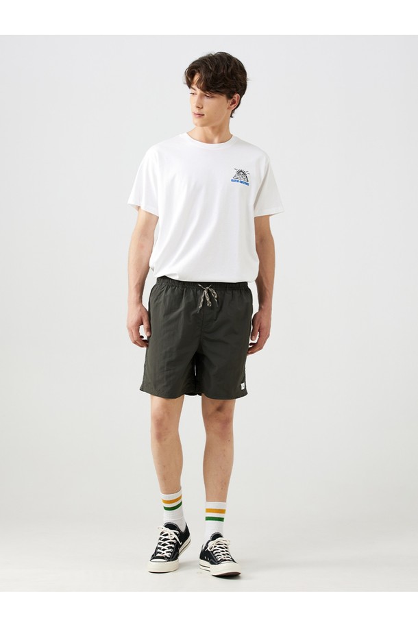 풀사이드 볼리 보드숏 - 블랙 워시는 여름철 서핑이나 일상에서 편안하게 입을 수 있는 남성용 숏 보드숏입니다. 얇은 두께의 나일론 소재로 제작되었으며, 블랙 워시 색상의 무지 패턴이 특징입니다. 레귤러핏에 엘라스틱 밴드와 앞면 슬래시 포켓, 내부 실용적 포켓이 있어 편리하며, 메쉬 안감으로 쾌적한 착용감을 제공합니다.
