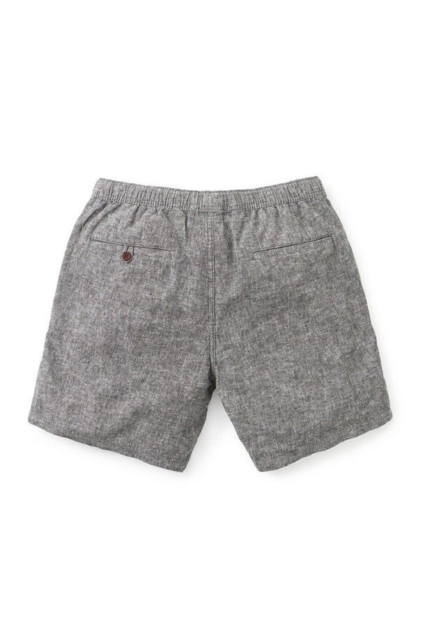 이사야 로컬 반바지는 블랙 워시 컬러의 남성용 반바지로, 봄, 여름 시즌에 캐주얼하게 착용하기 좋습니다. 면과 린넨 혼방 소재로 제작되어 부드러운 촉감을 자랑하며, 샴브레이 패턴과 스탠다드 레귤러핏으로 편안하게 연출 가능합니다. 사이드 슬릿, 앞면 포켓, 뒷면 웰트 포켓 디테일과 깔끔한 허리 밴드가 특징입니다.
