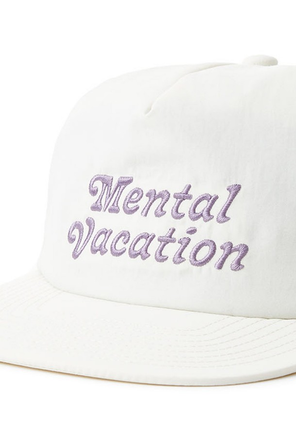 MENTAL VACTATION 스냅백은 가벼운 나일론 소재로 제작되어 사계절 내내 편안하게 착용 가능하며, 일상용으로 적합합니다. 화이트 컬러 바탕에 로고와 자수 디테일이 돋보이며, 7cm 챙넓이와 77cm의 모자 깊이로 스냅백 타입의 스타일리시함을 연출합니다. 남녀 공용으로 착용 가능합니다.
