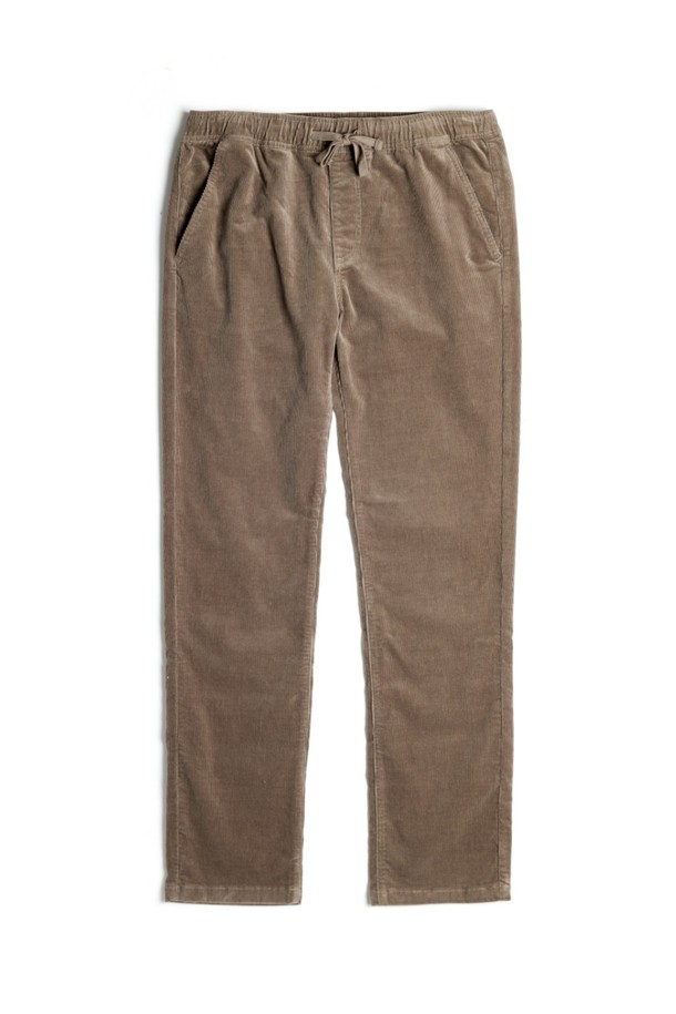 부드러운 코듀로이 소재로 제작된 다크 브라운 색상의 남성용 파이프라인 코듀로이 팬츠입니다. 슬림 스트레이트 핏으로 디자인되었으며, 허리 밴딩과 스트링으로 편안함을 더했습니다. 가을, 겨울 시즌에 캐주얼하게 활용하기 좋으며, 포켓 안감 보강과 내부 바이어스 테이프 마감 등 프리미엄 디테일이 돋보입니다.
