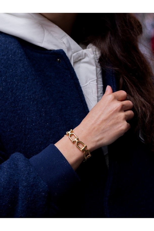 미니멀 스타일의 (여성) 엘리자베스 팔찌는 4mm 사이즈의 골드 메탈 소재로 제작되었으며, 데일리로 착용하기 좋습니다. 레이어드 디자인으로 제작되어 2개 이상의 제품을 함께 착용하면 더욱 멋스럽게 연출할 수 있습니다. 다양한 컬러로 출시되어 여러 색상을 매치하여 개성 있는 스타일을 완성할 수 있습니다.
