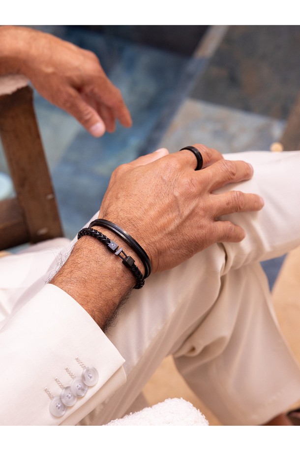 나바크 6 팔찌 - 블랙X블랙은 미니멀하고 모던한 스타일의 공용 팔찌입니다. 6mm 스테인리스 커프와 로프 소재, 블랙 컬러의 조화가 돋보이며, 방수, 내식성, 내구성을 갖춘 제품입니다. 뱅글 스타일로 제작되었으며, 손바느질 마감, 브랜드 각인, 새클 및 매듭 디자인이 특징입니다.
