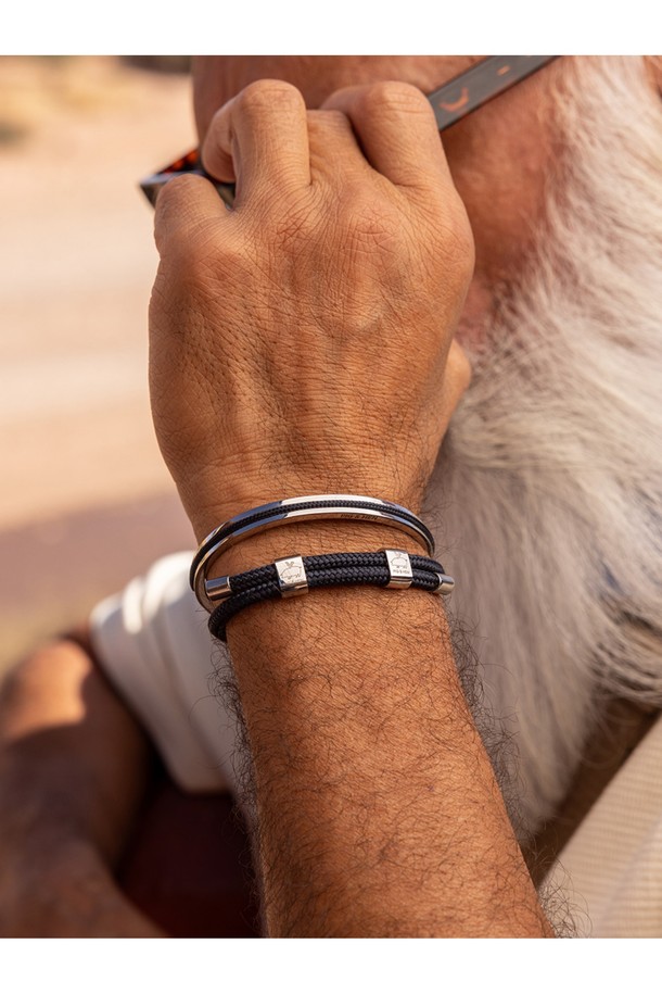 네이비 색상의 1.8mm 로프와 실버 색상의 6mm 스테인리스 스틸 프레임으로 제작된 나바크 6 팔찌입니다. 고급 스테인리스 스틸 프레임은 내식성이 뛰어나며, 핸드 스티치 및 매듭 구조로 제작되어 내구성이 뛰어납니다. 착용자의 손목에 맞게 조절 가능하며, 레이어드하여 착용할 수 있는 미니멀한 디자인으로 일상생활은 물론 마린 스포츠 활동에도 잘 어울립니다.
