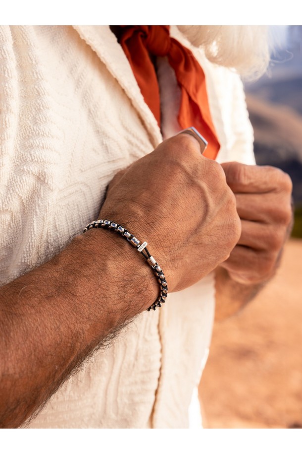 카테나 베니션 팔찌는 네이비 컬러의 마린 로프와 실버 스테인리스스틸 체인의 조화가 돋보이는 공용 팔찌입니다. 5mm 두께의 박스 체인 패턴과 로고 각인 디테일이 세련된 디자인을 완성하며, T-클라스프 잠금장치와 수작업 매듭 마감으로 견고함을 더했습니다. 방수 및 내식성이 뛰어나 해양 스포츠에도 적합하며, 레이어드하여 다양한 스타일을 연출할 수 있습니다.
