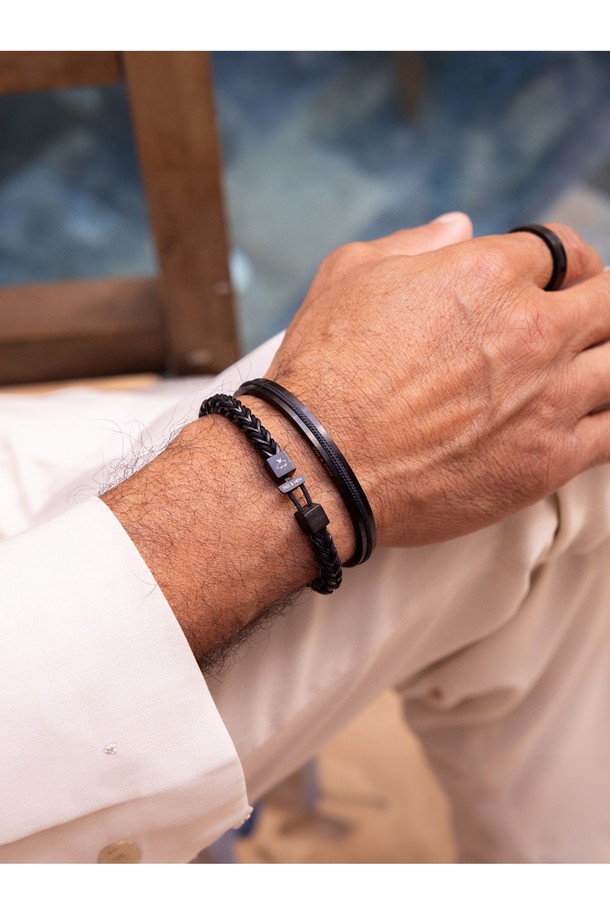 블랙 색상의 카테나 폭스테일 팔찌는 316L 스테인리스 스틸 체인과 마린급 로프 소재를 사용해 제작되었으며, 땀과 염분에 강한 방수 및 내식성 기능이 뛰어납니다. 손바느질 매듭 마감으로 견고함을 더하고 브랜드 레터링 각인을 새겨 포인트를 주었으며, 시계나 다른 팔찌와 레이어드하여 스타일을 연출할 수 있습니다. 미니멀하고 모던한 무드를 담아 일상에서 부담 없이 착용하기 좋은 공용 팔찌입니다.
