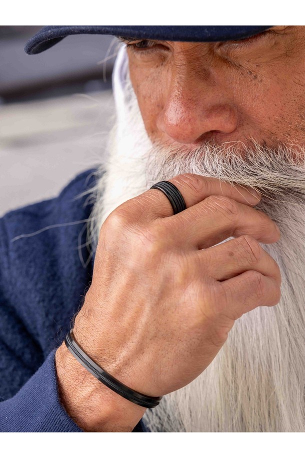 나바크 8 반지는 316L 스테인리스 스틸과 선박용 로프를 사용하여 제작되었으며, 뛰어난 내구성과 방수 기능을 자랑합니다. 매끄러운 촉감과 로프 브레이딩 패턴, 더블 래핑 로프 디자인이 돋보이며, 블랙, 네이비, 코발트, 세이지 그린, 시그널 바이올렛, 아이보리, 플럼 퍼플 등 다채로운 컬러 옵션을 제공합니다. 땀과 물에 강하며 색상 유지력이 우수하여, 우든 케이스에 담겨 고급스러움을 더합니다.
