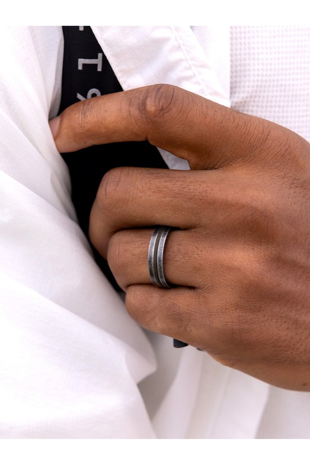 나바크 6 반지는 아미X빈티지, 블랙X블랙, 네이비X실버 3가지 색상으로 출시되었으며, 스테인리스 스틸과 선박용 로프를 사용하여 견고하게 제작되었습니다. 이중 디자인과 브랜드 레터링 각인이 돋보이며, 바닷물 및 염도 내구성을 갖춰 색상 변색 없이 오랫동안 착용할 수 있습니다. 수작업으로 제작되어 높은 퀄리티를 자랑하며, 단독 또는 레이어드 착용 모두 가능하며, 고급 우드 케이스에 담겨 제공됩니다.
