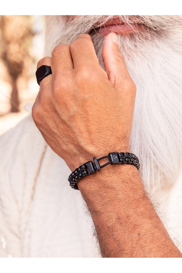 블랙 색상의 시그넷 16 클래식 반지는 316L 스테인리스 스틸 소재로 제작되어 내구성과 내수성이 뛰어납니다. 심플한 실루엣과 브랜드 레터링 디자인 장식이 특징이며, 데일리 포인트 액세서리로 활용하기 좋습니다. 땀과 염수에 강해 색상 유지력이 우수하며, 남녀 공용으로 착용 가능합니다.
