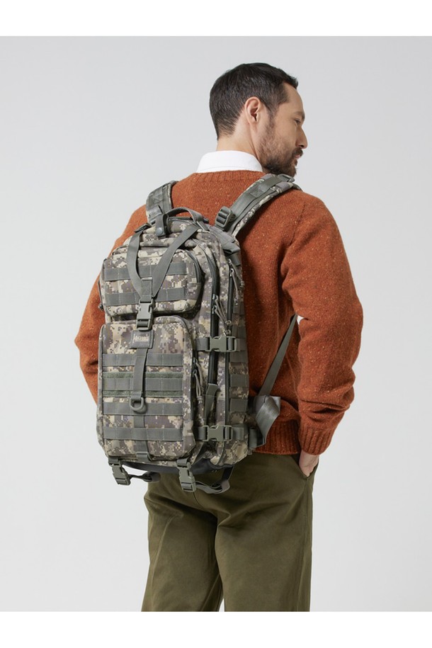 슈퍼팔콘 백팩 - 디지털 포리지 카모는 튼튼한 나일론 소재에 디지털 포리지 카모 패턴으로 밀리터리 스타일을 강조한 남성용 백팩입니다. 라지 사이즈의 사각형 디자인으로 방수 기능을 갖췄으며, 3단 레이어 구조, 4개의 압축 스트랩, 다양한 수납 포켓, 노트북 수납, 몰리 시스템 호환 등 뛰어난 기능성을 자랑합니다. 하이킹, 여행, 일상, 백패킹 등 다양한 용도로 활용 가능하며, 지퍼형 잠금 방식과 버클 디자인으로 안전하고 편리하게 사용할 수 있습니다.
