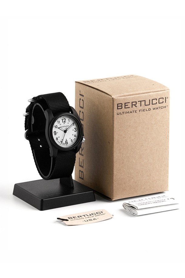 DX3 필드시계 11039는 아웃도어, 군용/택티컬, 일상생활에 적합한 유니섹스 시계입니다. 40mm 크기의 블랙 컬러 카본 파이버 및 나일론 소재 케이스로 제작되었으며, 쿼츠 무브먼트와 50M 방수 기능을 갖췄습니다. 22mm 너비의 NATO 스트랩, 4시 방향 크라운, 24시간 군용 시간 표시, Super-LumiNova 야광 마커, 교체 가능한 스트랩 등, 밀리터리 감성을 더한 다양한 기능들이 특징입니다. 무게는 25g이며, 3년 배터리 수명과 스크류 백 케이스를 통해 뛰어난 내구성을 자랑합니다. 여행룩, 캠핑룩, 캐주얼, 고프코어, 워크웨어 스타일을 즐기는 분들께 추천합니다.
