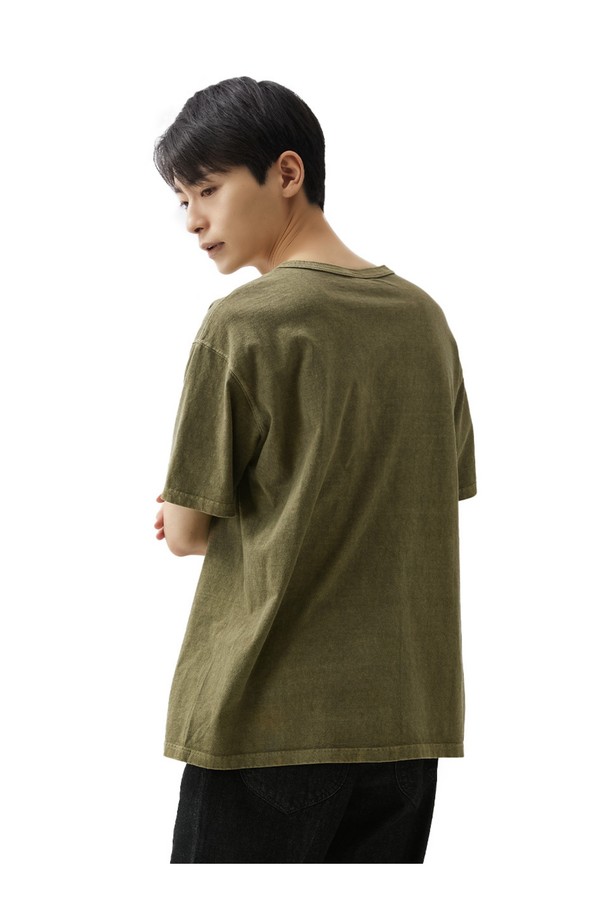 헨리넥 반팔 티셔츠 - 피그먼트 세이지는 부드러운 면 소재로 제작되어 편안한 착용감을 선사합니다. 베이직하고 캐주얼한 스타일로 일상에서 활용하기 좋으며, 봄, 여름 시즌에 적합합니다. 레귤러 핏에 헨리넥 디자인으로, 튜브형 바디 구조와 옆선 없는 봉제 방식이 특징입니다. 피그먼트 염색 기법을 사용하여 자연스러운 색감과 빈티지한 분위기를 연출하며, 세탁과 착용에 따라 은은하게 색상이 변화합니다. 동네 마실룩, 산책룩 등 캐주얼, 미니멀, 클래식 스타일을 즐겨 입는 분들께 추천합니다.
