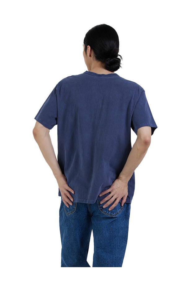 피그먼트 네이비 컬러의 헨리넥 반팔 티셔츠입니다. 면 소재로 제작되어 부드러운 촉감을 자랑하며, 봄, 여름 시즌에 적합합니다.  레귤러 핏으로 편안하게 착용 가능하며, 튜브형 바디 구조와 2바늘 커버스티치 공법으로 제작되어 내구성을 높였습니다. 베이직하고 캐주얼한 스타일로 일상복은 물론, 동네 마실룩과 여행룩에도 잘 어울립니다. 이너 또는 아우터로 활용하여 다양한 스타일을 연출해보세요.
