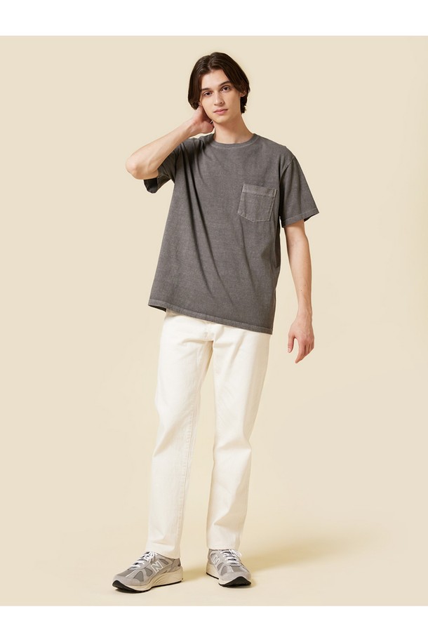 부드러운 촉감의 USA 코튼 5.5oz 저지 원단으로 제작된 피그먼트 다잉 포켓 반팔 티셔츠입니다. 자연스러운 에이징 효과를 더하는 피그먼트 다잉 염색과 튜브형 바디, 포켓 디테일이 특징이며, 라운드넥과 레귤러핏으로 편안한 착용감을 제공합니다. 목과 어깨 테이핑 처리 및 2 니들 커버스팀 봉제로 내구성을 높인 데일리, 이너웨어, 아우터용 그레이 컬러 반팔 티셔츠입니다.
