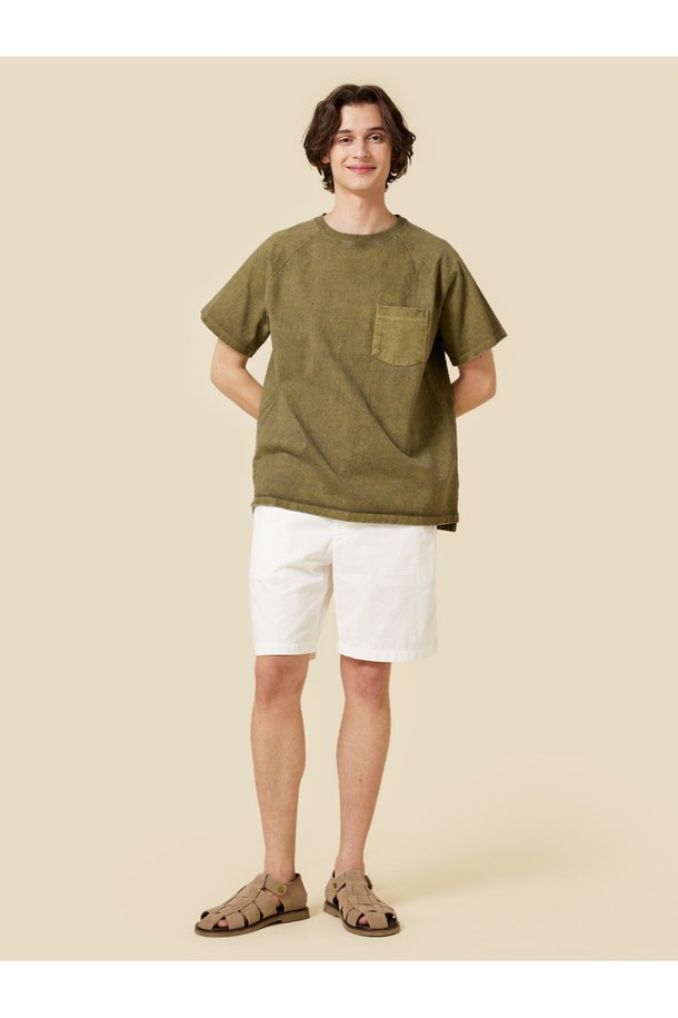 세이지 컬러의 피그먼트 다잉 헤비코튼 포켓 반팔 티셔츠입니다. 9oz 헤비 저지 원단으로 제작되어 튼튼하며, 피그먼트 다잉 처리로 빈티지한 멋을 더했습니다. 2 NEEDLES COVER SEAM 봉제, SIDE VENT, 목과 어깨 테이핑 처리, 앞뒤 언밸런스 기장, 포켓 디테일 등 섬세한 마감으로 완성도를 높였으며, 스탠다드핏으로 편안하게 데일리 웨어로 활용하기 좋습니다.
