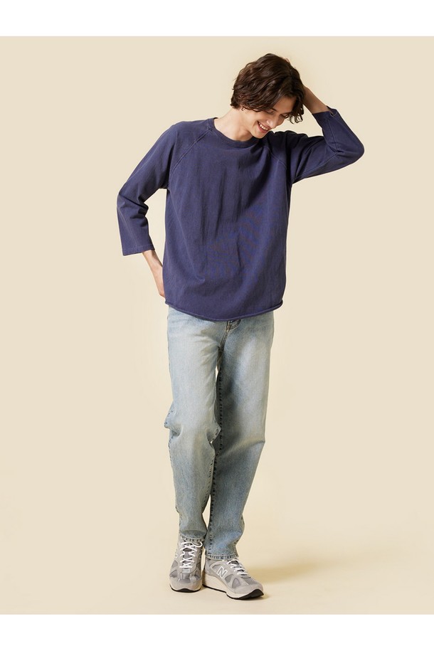 네이비 컬러의 피그먼트 다잉 베이스볼 티셔츠입니다. 부드러운 면 소재에 자연스러운 에이징을 더하는 피그먼트 염색 기법을 사용하여 빈티지한 매력을 선사합니다. 라글란 슬리브와 9부 소매 기장, 스탠다드핏으로 편안한 착용감을 제공하며, 튜브 바디 구조와 2 니들 커버스티치 봉제로 튼튼하게 제작되었습니다.
