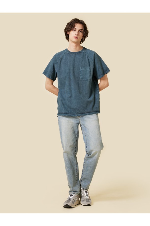 9oz 헤비코튼 소재로 제작되어 튼튼하고 부드러운 착용감을 자랑하는 피그먼트 다잉 포켓 반팔 티셔츠입니다. 슬레이트 컬러를 포함한 다채로운 색상과 베이직한 디자인으로 일상에서 폭넓게 활용할 수 있습니다. 라운드넥, 레귤러핏, 반소매 기장에 가슴 포켓 디테일과 사이드 벤트, 넥테이프 보강, 앞뒤 기장 차이 등의 섬세한 디테일이 돋보입니다.
