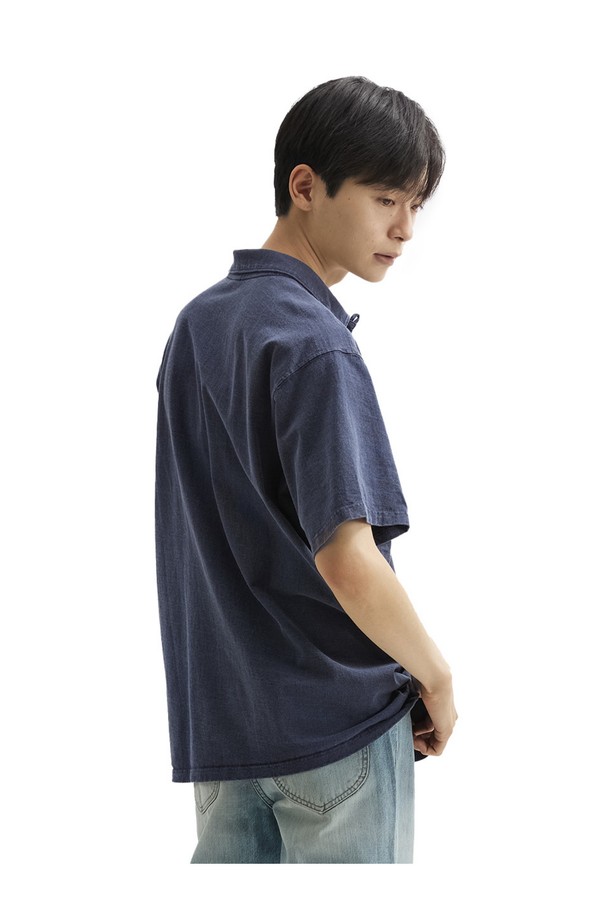 피그먼트 네이비 컬러의 오픈 카라 반팔 셔츠입니다. 부드러운 면 소재에 스탠다드 핏으로 제작되어 편안한 착용감을 선사하며, 일상복으로 활용하기 좋습니다. 2바늘 커버스티치 봉제와 목/어깨 보강 테이프로 내구성을 높였으며, 세탁과 착용을 통해 자연스러운 에이징 효과를 즐길 수 있습니다.
