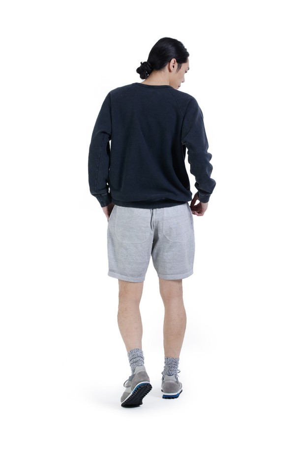 9oz 헤비 저지 원단으로 제작된 피그먼트 애쉬 색상의 트레블 반바지입니다. 견고한 촉감과 루즈핏, 테이퍼드 핏의 조화가 돋보이며, 앞면 사선 포켓과 뒷면 힙 포켓으로 실용성을 더했습니다. 드로우스트링 밴딩과 바인딩 립 디테일, 피그먼트 염색으로 자연스러운 에이징 효과를 느낄 수 있는 캐주얼 반바지입니다.
