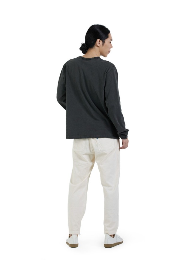 5.5oz 데일리 팬츠 - 피그먼트 네츄럴은 부드러운 면 소재로 제작되어 편안한 착용감을 선사합니다. 피그먼트 다잉 처리로 자연스러운 색감과 세탁 후 뒤틀림을 최소화하여 내구성이 뛰어나며, 베이직한 디자인으로 일상, 리조트웨어, 홈웨어 등 다양한 용도로 활용 가능합니다. 스탠다드 핏의 긴바지로 앞면 사선 포켓과 뒷면 아웃포켓 2개, 드로우스트링 밴딩 디테일을 더해 실용성을 높였으며, 5.5oz 티셔츠와 셋업 스타일링도 추천합니다.
