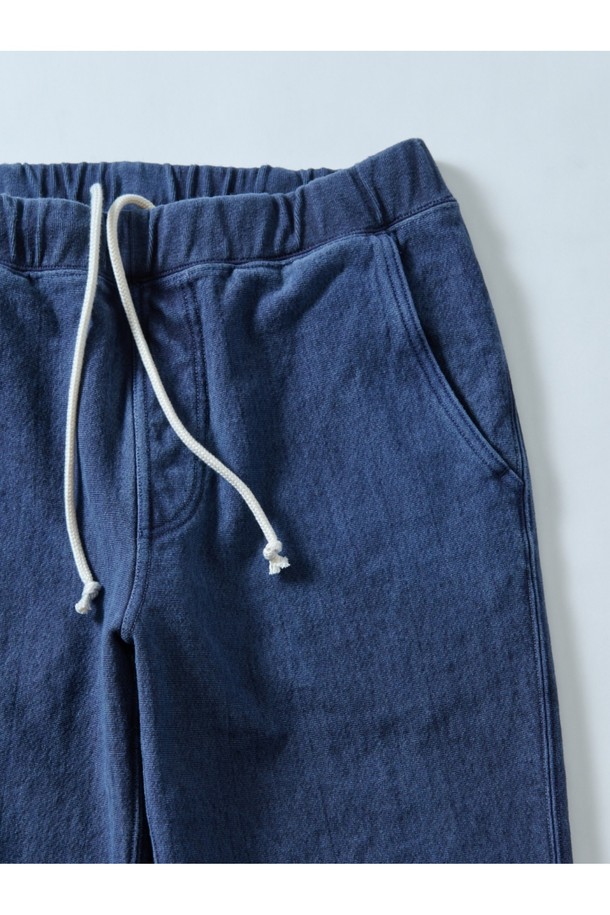피그먼트 다잉 기법으로 제작된 헤비 코튼 데일리 팬츠 - 네이비입니다. 부드러운 촉감의 프렌치 테리 원단을 사용하여 편안한 착용감을 선사하며, 봄, 가을, 겨울 세 계절 모두 활용 가능합니다. 허리 밴딩과 드로우스트링으로 편안한 착용감을 제공하며, 레귤러핏으로 제작되어 어떤 스타일에도 잘 어울립니다. 넉넉한 두께감으로 보온성을 높였으며, 사이드 포켓과 백 포켓이 있어 실용성을 더했습니다. 편안한 동네 마실룩, 집콕룩, 겨울 데일리룩을 완성해보세요.
