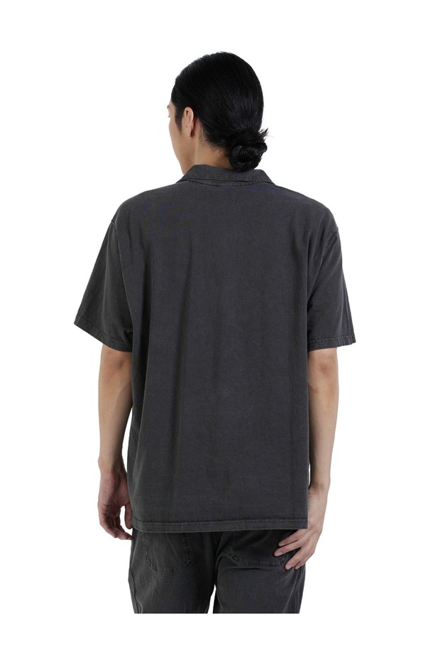 부드러운 면 소재의 오픈 카라 반팔 셔츠입니다. 피그먼트 염색 가공을 통해 빈티지한 색감을 살렸으며, 세탁할수록 자연스러운 멋을 더합니다. 스탠다드핏으로 편안하게 착용 가능하며, 2바늘 커버스티치 봉제와 목, 어깨 테이프 보강으로 내구성을 높였습니다.
