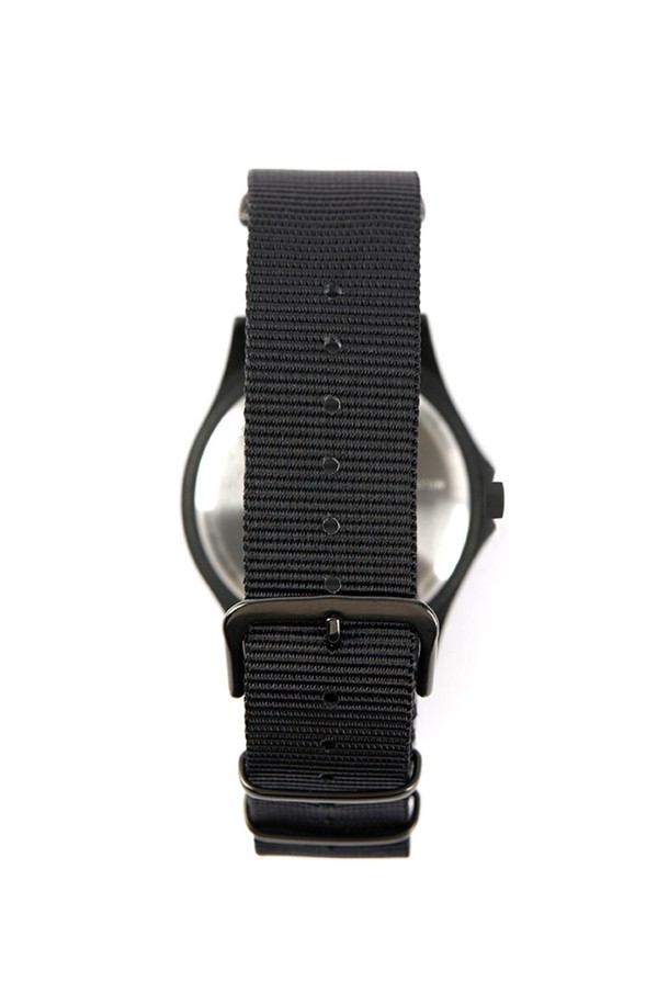 건메탈과 블랙 색상의 조화가 돋보이는 G10 배터리해치 PVD 시계는 스테인리스 스틸 소재로 제작되어 일상생활에서 뛰어난 내구성과 부식 방지 기능을 제공합니다. 40mm 또는 42mm 케이스 크기와 11.5mm의 두께, 철도 모양 챔퍼링 다이얼이 특징이며, PVD 코팅과 무광 처리로 고급스러움을 더했습니다. 배터리 해치와 스크류백 디자인으로 배터리 교체가 용이하며, 슈퍼 루미노바 야광 기능과 5기압 방수, 충격 방지 기능까지 갖춘 실용적인 시계입니다.
