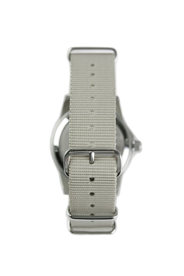 G10 데이저스트 - 실버X그레이는 스테인리스 스틸 소재에 실버와 그레이 컬러 조합이 돋보이는 밀리터리 스타일 시계입니다. 5Bar 방수 기능과 미네랄 강화유리, 스크류백 케이스, 미요타 2035 쿼츠 무브먼트를 탑재하여 내구성을 높였으며, 날짜 표시, 야광, 충격 방지, 방자성 기능을 갖췄습니다. 철도 스타일 다이얼, 야광 표시, NATO 스트랩 디자인으로 밀리터리 무드를 강조한 공용 시계입니다.
