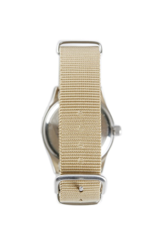 베트남전 당시 미군 시계의 영국군 버전인 실버X데저트 시계는 밀리터리 및 아웃도어 활동에 적합하며, 33mm 합금강 케이스와 18mm 나토 스트랩으로 제작되었습니다. 미요타 2036 쿼츠 무브먼트를 사용하고 3기압 방수 기능을 갖춘 이 남성용 시계는 플렉시글라스 크리스탈과 슈퍼 루미노바 야광 마커를 특징으로 합니다. 클래식한 밀리터리 스타일의 이 시계는 실버 색상의 케이스와 베이지 색상의 나토 스트랩이 조화를 이루며, 12시간제 다이얼과 스냅백 케이스 디자인을 갖추고 있습니다.
