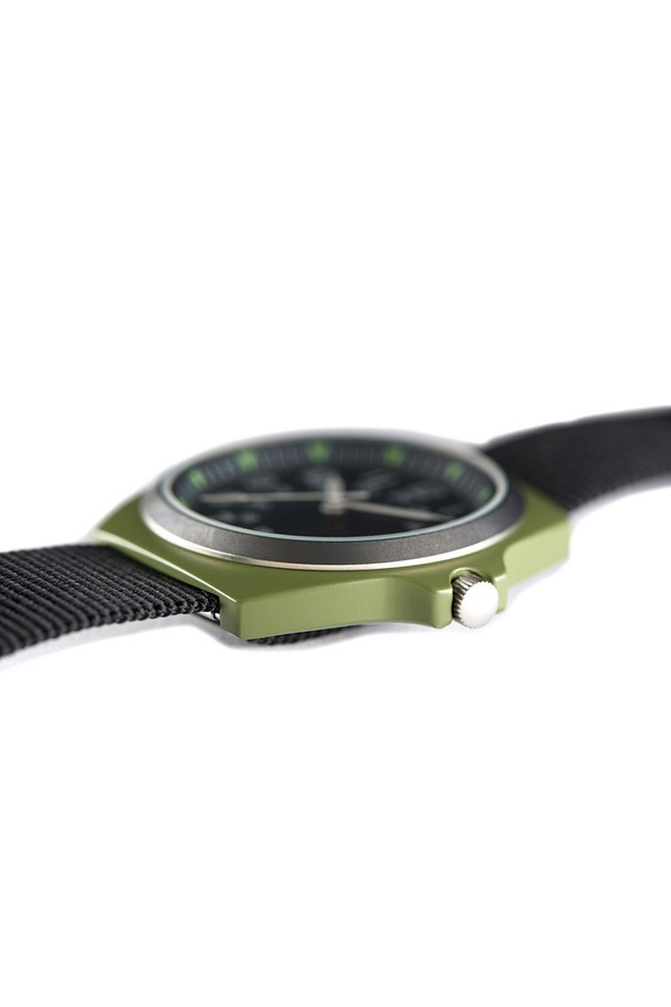 이라크전 시대를 재현한 올리브 색상과 블랙 색상의 밀리터리 필드 워치입니다. 남녀 모두 착용 가능하며, 38mm 케이스와 합금강 소재, 강화 미네랄 글라스를 사용했습니다. 미요타 2036 쿼츠 무브먼트, 슈퍼 루미노바 야광 기능, 3기압 방수를 지원하며 NATO 스트랩(18mm)을 사용했습니다.
