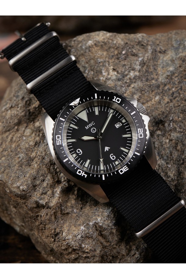 오토매틱 헤비듀티 KSK 다이버 30BAR는 남성을 위한 다이버 시계로, 스테인리스 스틸, 사파이어 크리스탈, 세라믹, 나토 스트랩 소재로 제작되었으며 실버 및 블랙 색상으로 제공됩니다. 48mm 케이스 직경에 30BAR(300m) 방수를 지원하며 NH35A 오토매틱 무브먼트를 탑재, 자동감김, 방수, 야광, 해킹 기능, 회전 베젤, 스크류다운 크라운, 크라운 가드 기능을 제공합니다. 밀리터리 및 스포티 스타일을 갖춘 이 시계는 다이빙, 수중 활동, 군사용으로 적합하며, 41시간 파워리저브, 반사방지 사파이어 크리스탈, 단방향 회전 베젤, 스크류백 케이스가 특징입니다.
