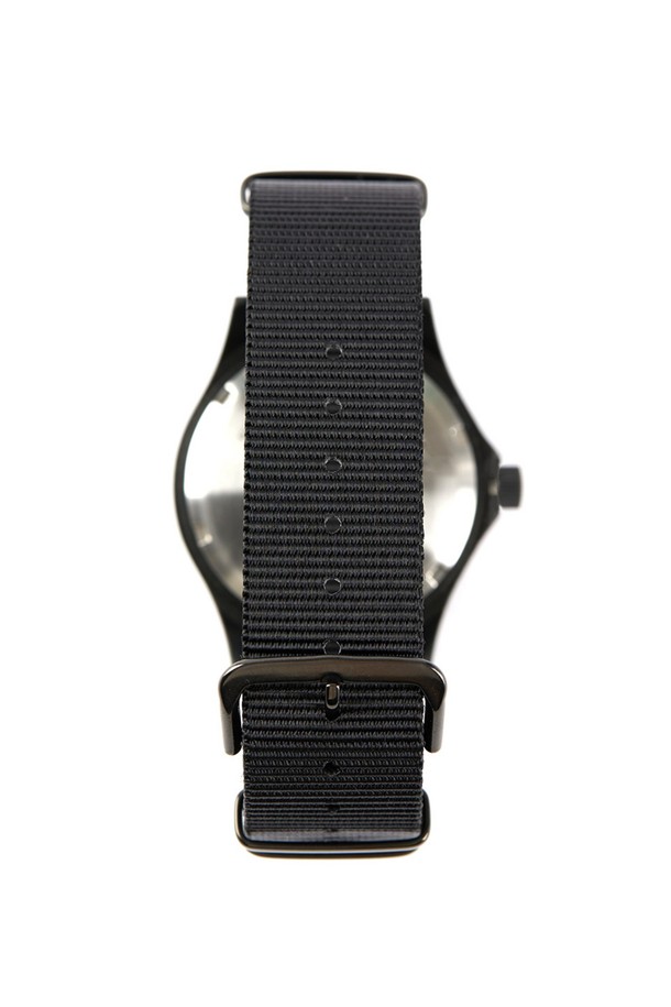 블랙 색상의 G10 10Bar GMT 24H PVD 시계는 남성을 위한 밀리터리 디자인의 스테인리스 스틸 케이스와 나토 스트랩을 특징으로 합니다. 100m 방수, GMT 기능, 24시간 표시, 야광, 날짜 표시 기능과 Ronda 515.24 Date Quartz 무브먼트, 강화 미네랄 글라스, 스크류다운 크라운 및 스크류백 케이스를 갖추고 있습니다. 35mm 케이스 직경, 20mm 스트랩 폭, Super Luminova 야광 도료, 용이한 배터리 교체, 이중 시간대 표시 기능이 돋보입니다.
