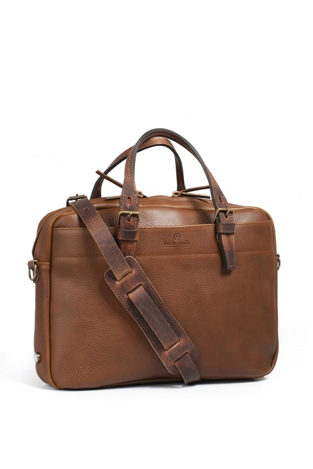 "쿠바 리브레" 폴더 브리프케이스는 브라운과 블루 컬러의 소가죽, 펠트, 면 혼방으로 제작된 남성용 브리프케이스입니다. 미디엄 및 라지 사이즈, 사각 형태에 버클 디자인이 돋보이며, 노트북 및 태블릿 수납이 가능한 실용적인 분리 수납, 숄더 스트랩을 갖추었습니다. YKK Excella 지퍼, 황동 하드웨어, 베지터블 태닝 가죽, 수작업 및 장인 서명으로 완성된, 일상 및 비즈니스에 적합한 고급스러운 가방입니다.
