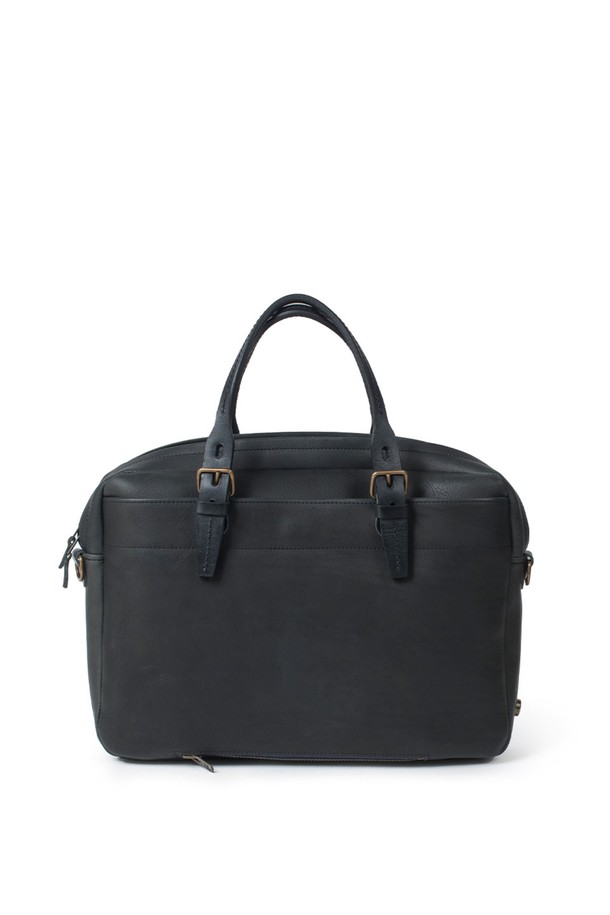 세련된 남성을 위한 폴더 브리프케이스 - 누아르 블랙입니다. 소가죽, 펠트, 면의 고급 소재 조합으로 제작되었으며, 라지 사이즈에 무지 패턴으로 심플함을 더했습니다. 내구성이 뛰어난 YKK Excella 프리미엄 지퍼와 버클, 다수의 수납공간, 태블릿/노트북 수납이 가능한 모듈형 시스템을 갖춰 실용성을 높였으며, 탈부착 가능한 패딩 어깨끈으로 편안한 착용감을 제공합니다.
