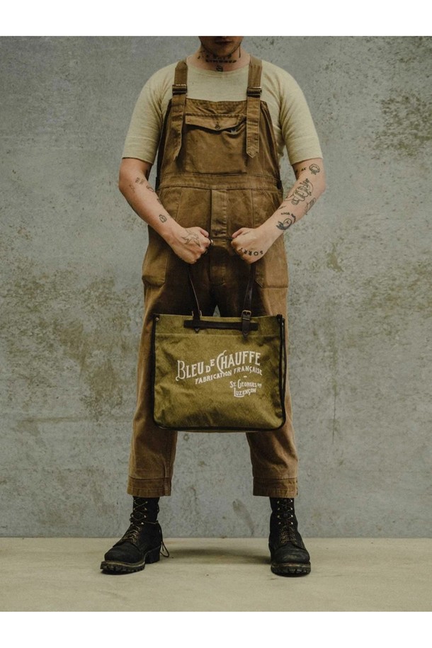 바자 토트백 스톤워시 캔버스 - 카키는 유기농 면 소재에 스톤워싱으로 빈티지한 매력을 더했으며, 남녀 모두에게 잘 어울리는 디자인입니다. 넉넉한 라지 사이즈(L 40 x H 35 x W 18cm)로 17인치 노트북 수납이 가능하고, 내부에 지퍼 포켓, 2개의 폴딩 포켓, 4개의 패치 포켓 등 다양한 수납공간을 제공하여 일상과 비즈니스 모두에 유용합니다. 튼튼한 캔버스와 소가죽 소재, YKK 지퍼, 황동 하드웨어를 사용한 핸드메이드 제품으로, 모듈형 시스템과 스트랩, 스냅버튼 및 지퍼형 잠금 방식으로 실용성을 더했습니다.
