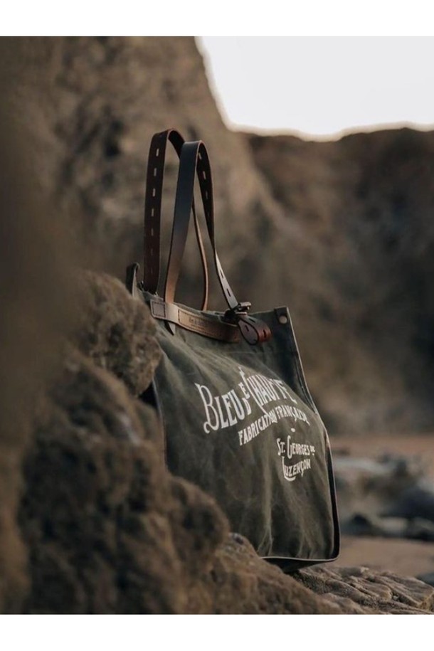 다크 카키 색상의 바자 토트백은 스톤워시 가공된 캔버스와 소가죽 소재로 제작되었으며, 남녀 모두에게 잘 어울립니다. 라지 사이즈의 사각 토트백은 내부에 지퍼 포켓이 있으며, 탈부착 가능한 모듈과 스냅 버튼 잠금 방식으로 디자인되었습니다. 노트북 수납이 가능하며 일상 및 비즈니스 용도로 활용하기 좋고, 내구성이 강한 소재와 고급 하드웨어를 사용하여 제작된 로고 패턴의 토트백입니다.
