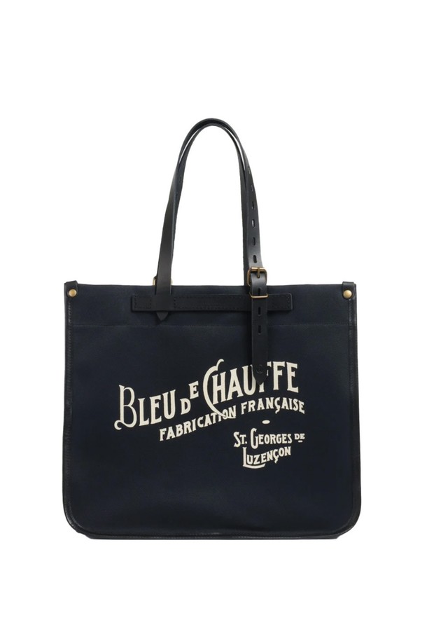 빈티지한 무드의 바자 토트백 - 누아르 블랙은 소가죽 소재의 미디엄 사이즈 토트백입니다. 사각 형태에 지퍼형 잠금 방식이며, 내부에 수납공간이 있어 일상 및 여행 시 유용하게 사용할 수 있습니다. 클래식한 로고 패턴이 돋보이는 이 토트백은 프랑스에서 제작되었습니다.

