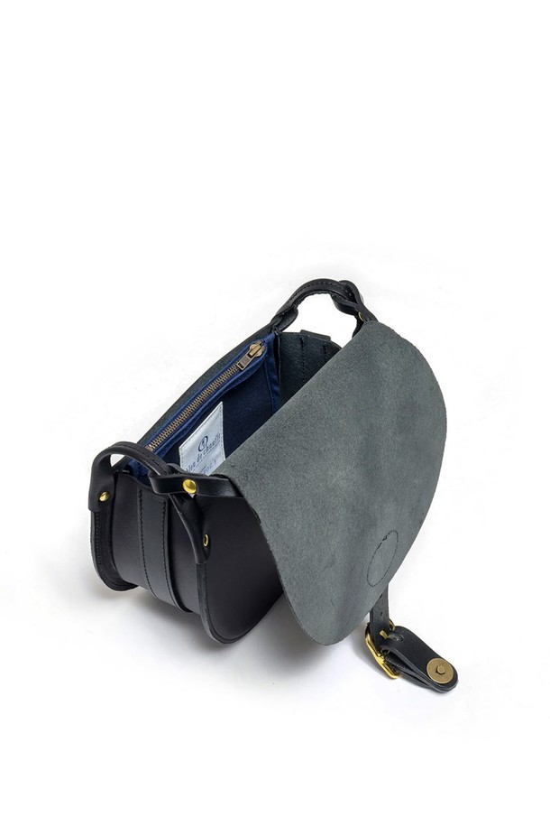 다이앤 새들백 M - 누아르 블랙은 출근룩, 비즈니스 캐주얼, 모임룩에 모두 잘 어울리는 남성용 새들백입니다. 클래식, 미니멀, 시크 스타일을 추구하는 남성에게 적합하며, 부드러운 소가죽 소재로 제작되어 고급스러운 질감을 선사합니다. 가방은 무지 패턴의 블랙 컬러에 버클 장식으로 포인트를 더했으며, 반원 형태의 디자인과 마그네틱형 잠금 방식으로 실용성을 높였습니다. 내부에는 분리 수납이 가능한 구조와 YKK 지퍼를 적용하여 수납력을 강화했으며, 식물성 태닝 가죽, 유기농 면 내부, 황동 하드웨어를 사용하여 섬세하게 제작되었습니다.
