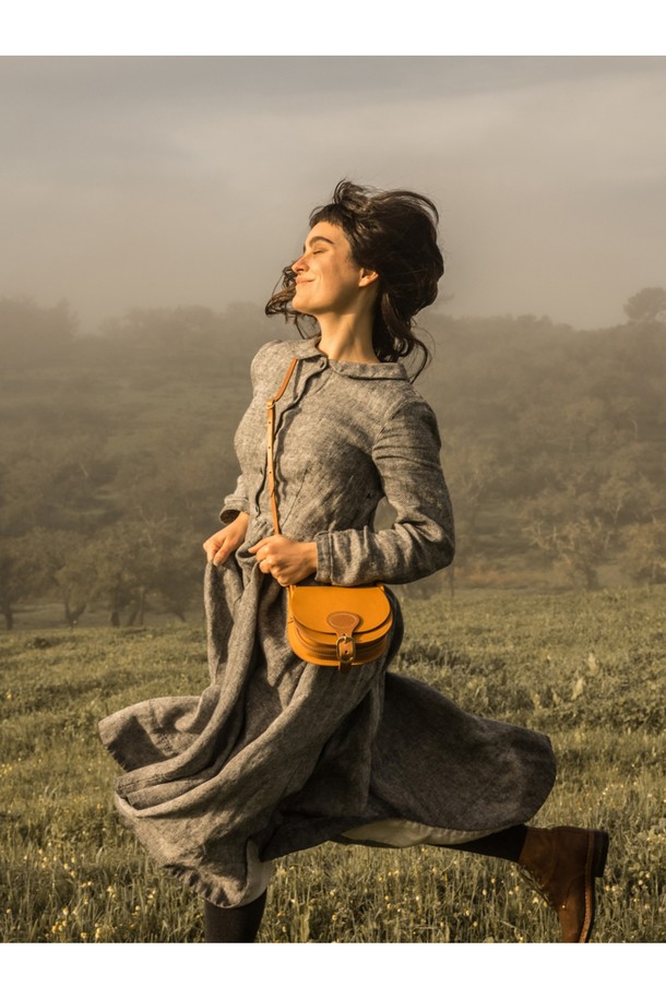 다이앤 새들백 M - 미엘은 클래식한 무드를 자아내는 남성용 새들백입니다. 블랙과 러스트 컬러로 출시되었으며, 식물성 태닝 처리된 풀그레인 소가죽 소재로 제작되어 자연스러운 가죽 질감을 느낄 수 있습니다. 내부에는 유기농 면을 사용하여 편안함을 더했으며, 황동 하드웨어와 YKK 지퍼, 수작업 마감으로 디테일을 높였습니다. 반원 형태의 디자인에 버클과 자수 장식이 포인트로, 출근룩, 비즈니스 캐주얼, 모임룩 등 다양한 TPO에 시크하고 미니멀한 스타일을 더해줍니다.
