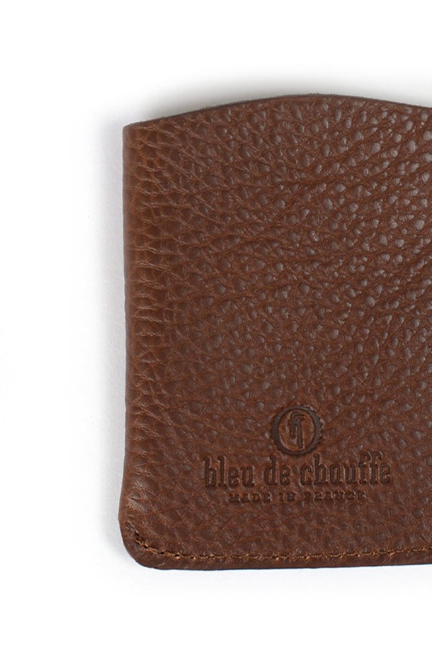 심플하고 컴팩트한 사이즈의 인트로 명함지갑 - 쿠바 리브레는 베지터블 풀그레인 가죽 소재로 제작되었으며, 내구성이 강화된 구조와 천연 가죽의 에이징을 경험할 수 있습니다. 카드 수납이 가능하며, 로고 음각 장식이 돋보이는 미니 사이즈의 명함 지갑입니다. 유기농 코튼 내부 라이닝, YKK 지퍼, 황동 부자재를 사용하여 완성도를 높였으며, 클래식하고 미니멀한 스타일을 연출합니다.
