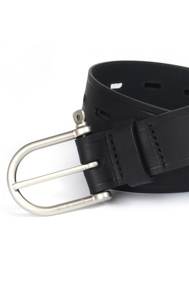 마닐 벨트 - 누아르 블랙은 프리미엄 천연 소가죽, 풀그레인 레더를 사용하여 수작업으로 제작되었습니다. 블랙 컬러에 로고 패턴, 버클과 로고 인그레이빙 디자인이 특징이며, M, L, XL 세 가지 사이즈로 제공됩니다. 시간이 지날수록 자연스러운 가죽 무늬와 고유의 파티나가 형성되어 더욱 멋스러운 스타일을 연출합니다.
