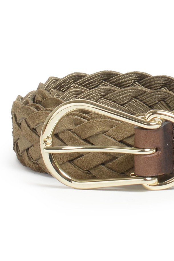 클레오 브레이디드 벨트는 풀그레인 소가죽을 사용하여 내구성이 뛰어나며, 경년 변화에 따른 자연스러운 멋을 느낄 수 있습니다. 카키, 꼬냑, 다크 브라운 색상으로 제공되며, 브레이디드 패턴과 유광 버클, 로고 각인이 클래식하고 빈티지한 스타일을 연출합니다. 구멍 없이 사이즈 조절이 가능한 버클형 여밈 방식으로 편리하게 착용할 수 있는 공용 벨트입니다.
