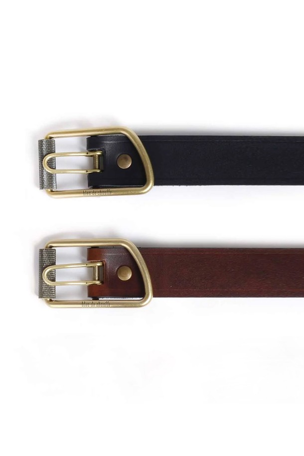 마일론 벨트 - 누아르 블랙은 식물성 태닝 처리된 풀그레인 소가죽으로 수작업 제작된 벨트입니다. 버클 잠금 방식과 로고 및 기요쉬 패턴 엠보싱이 특징이며, 장인의 서명과 황동 하드웨어, 자연스러운 가죽 무늬가 고급스러움을 더합니다. M, L, XL 세 가지 사이즈로 제공되며, 시간이 지날수록 파티나가 형성되어 더욱 멋스러운 연출이 가능하며, 정기적인 가죽 크림 관리를 권장합니다.
