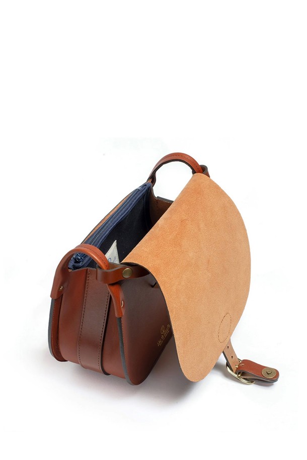 다이앤 새들백 L - 러스트는 클래식, 미니멀, 시크 스타일을 추구하는 여성 고객을 위한 라지 사이즈의 소가죽 새들백입니다. 러스트 컬러의 무지 디자인으로, 데이트룩, 쇼핑룩, 모임룩 등 다양한 TPO에 잘 어울립니다. 식물성 태닝 가죽과 유기농 면 내부, 황동 하드웨어, YKK 지퍼, 마그네틱형 잠금 방식으로 고급스러움을 더했습니다. 반원 모양의 가방은 사이즈 조절 및 손잡이 기능을 갖추었으며, 내부 분리 가능한 면 지퍼 포켓, 전면 및 후면 포켓, 7개의 지퍼 포켓, 2개의 접이식 포켓, 4개의 패치 포켓으로 수납력을 높였습니다. 수작업으로 제작된 모듈형 내부 구성은 실용성을 더합니다.
