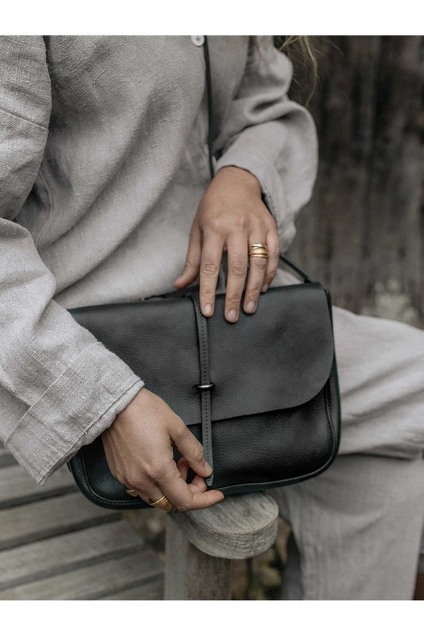 파스텔 핸드백 - 누아르 블랙은 베지터블 태닝 소가죽과 유기농 면 소재를 사용하여 제작된 미디엄 사이즈의 사각 핸드백입니다. 블랙 컬러의 무지 디자인에 버클과 지퍼 디테일이 돋보이며, 브라스 하드웨어와 YKK 지퍼, 내부 수납공간, 조절 가능한 스트랩, 크로스바디 착용 기능으로 실용성을 더했습니다. 모듈형 내부 구성으로 수납력을 높였으며, 시간이 지날수록 자연스러운 파티나를 형성하여 멋스러운 멋을 더합니다. 오피스룩, 출근룩, 모임룩에 잘 어울리는 클래식, 미니멀, 시크 스타일의 핸드백입니다.
