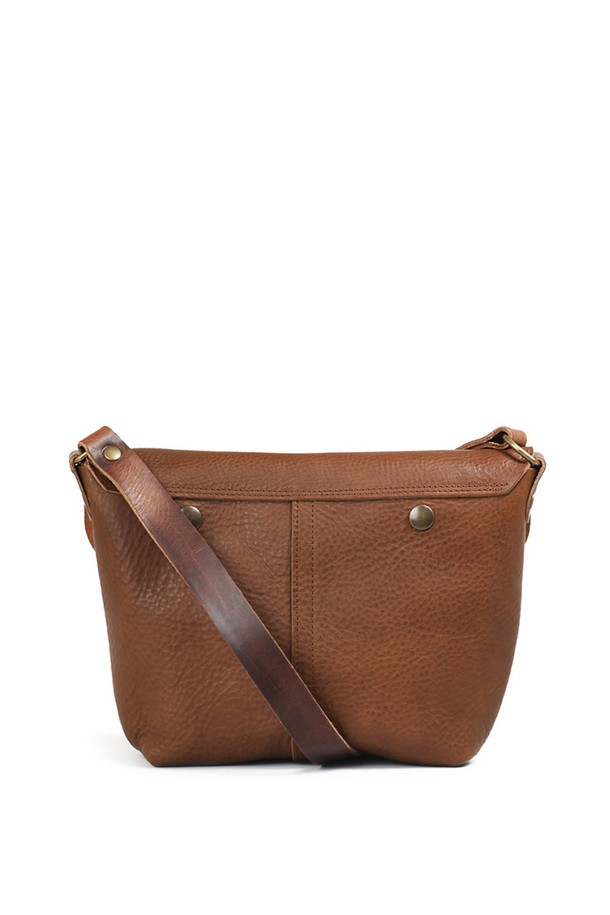 루이스 사첼백 - 쿠바 리브레는 베지터블 태닝 풀그레인 소가죽 소재의 미디엄 사이즈 여성용 사첼백입니다. "Cuba Libre"를 포함한 6가지 다채로운 컬러로 출시되었으며, 버클과 리벳 장식, YKK 지퍼, 황동 하드웨어로 고급스러움을 더했습니다. 7개의 지퍼 포켓, 2개의 폴딩 포켓, 4개의 패치 포켓을 갖춘 다중 수납공간과 모듈러 시스템 호환 기능을 통해 실용성을 높였으며, 버클형 및 버튼형 잠금 방식으로 내용물을 안전하게 보호합니다.
